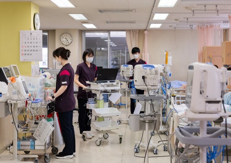 医療用画像とそれを見るスタッフ
