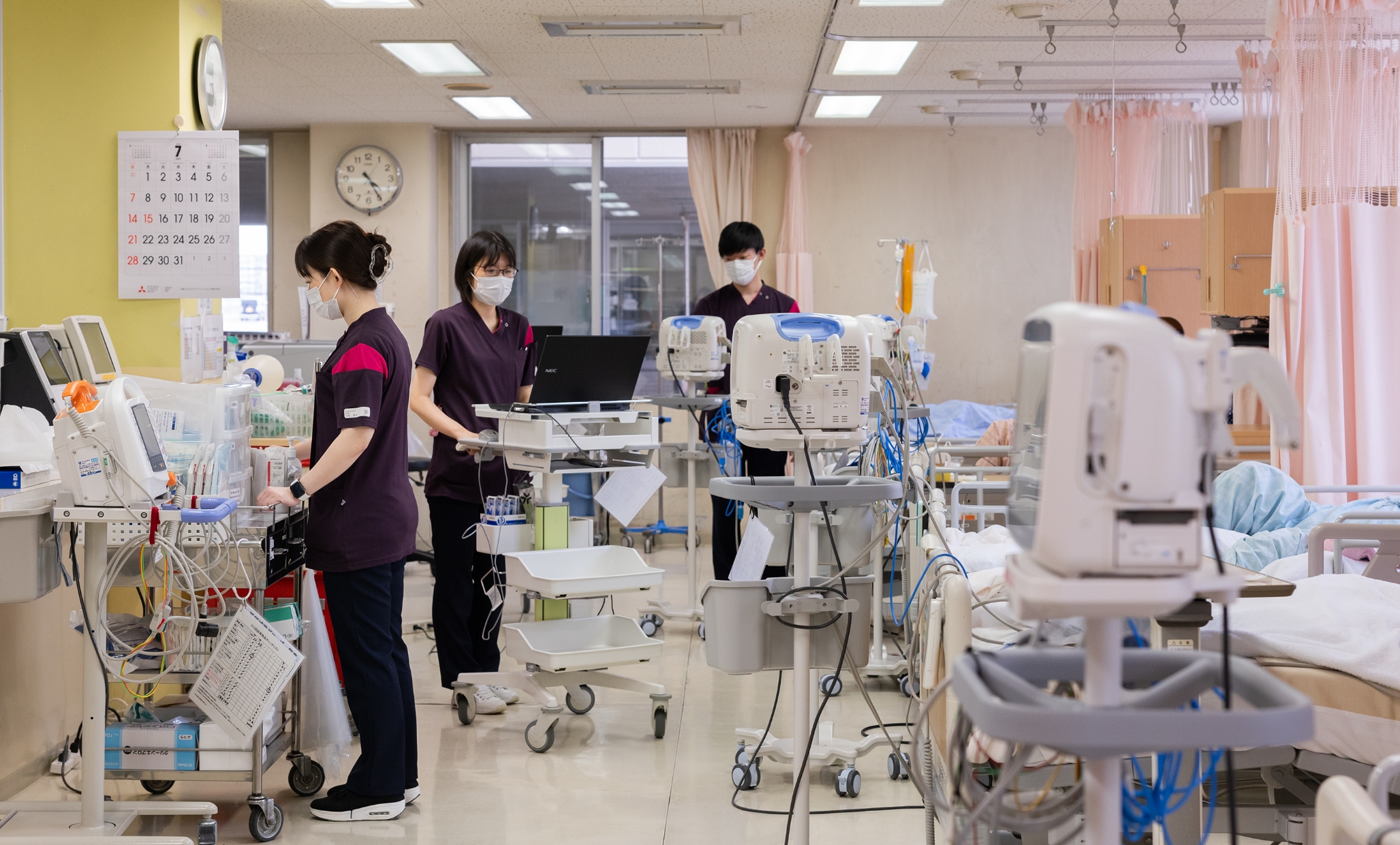 医療用画像とそれを見るスタッフ