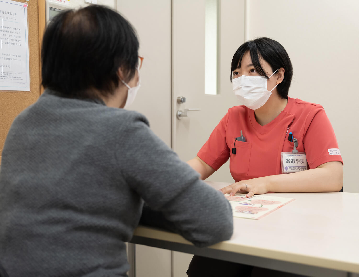 相談対応ををする青山花音さん